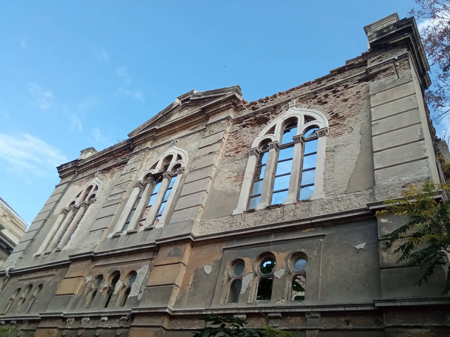 Възраждат потънала в руини варненска синагога